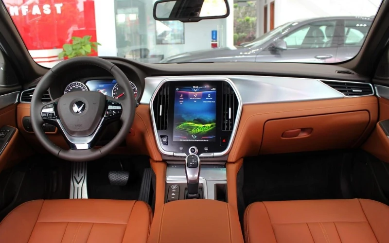 Mức tiêu thụ nhiên liệu của VinFast Lux A2.0 và Mercedes C200